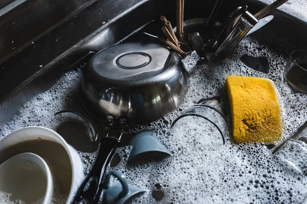 Piatti Sporchi Nel Lavello Della Cucina Casa — Foto Stock