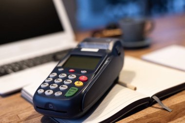 bir kredi kartı makine, ödeme veya alışveriş kavramı kullanarak