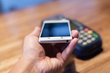 bir kredi kartı makine, ödeme veya alışveriş kavramı kullanarak