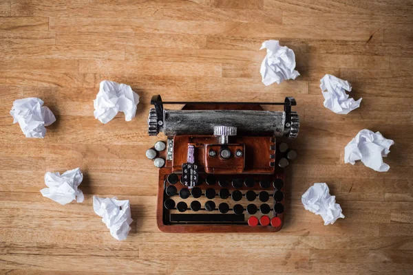 Retro Máquina Escrever Com Papel Parafusado Falhou Mesa Casa — Fotografia de Stock