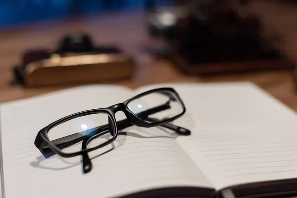 Γυαλιά Και Σημειωματάριο Στο Τραπέζι Κανείς Δεν Έννοια Της Εργασίας — Φωτογραφία Αρχείου