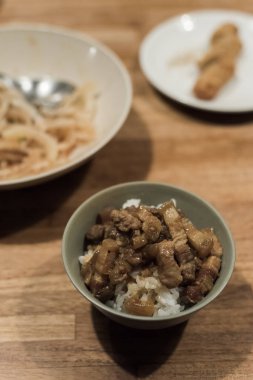 kimse ile masada pirinç kızarmış domuz eti