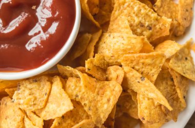 masanın üzerindeki fişlere sarı Meksika cips