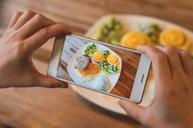 Kahvaltıda masada fotoğraf çektirmek.