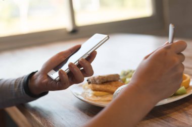 Smartphone, el ile yakın çekim resmin kullanan kadın