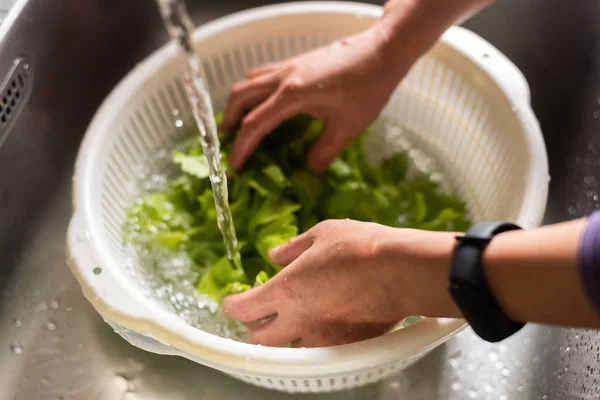 Donna Che Lava Verdure Nel Lavandino Casa — Foto Stock