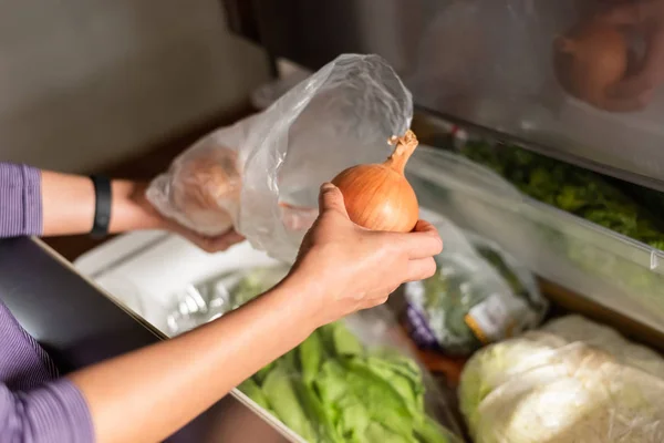 Femme Prendre Des Légumes Réfrigérateur Maison — Photo