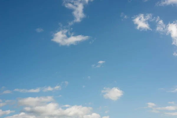 青い空の白い雲の自然背景 — ストック写真