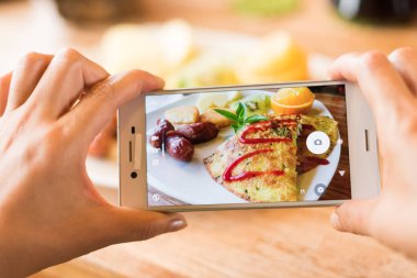 sabah kahvaltı masasında fotoğraf çekme