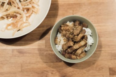 kimse ile masada pirinç kızarmış domuz eti