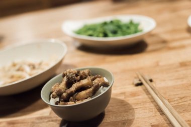 kimse ile masada pirinç kızarmış domuz eti