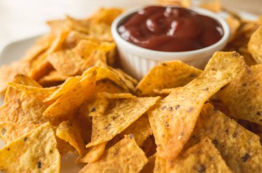 masanın üzerindeki fişlere sarı Meksika cips