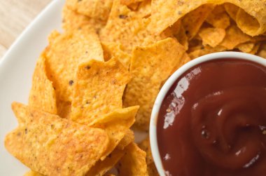 masanın üzerindeki fişlere sarı Meksika cips