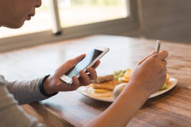 Smartphone, el ile yakın çekim resmin kullanan kadın