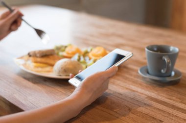 Smartphone, el ile yakın çekim resmin kullanan kadın