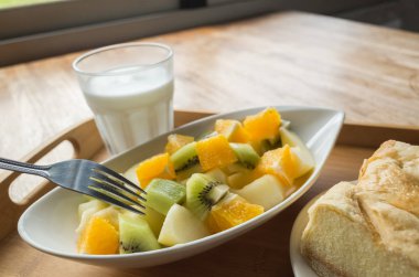 Sabah kahvaltıda süt, meyve ve kek.