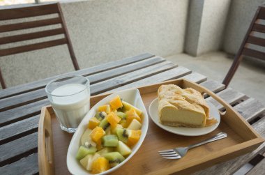 Sabah kahvaltıda süt, meyve ve kek.