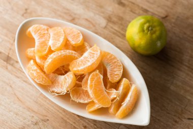 portakal yemek masada kimse