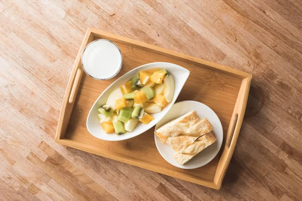 Sabah kahvaltıda süt, meyve ve kek.