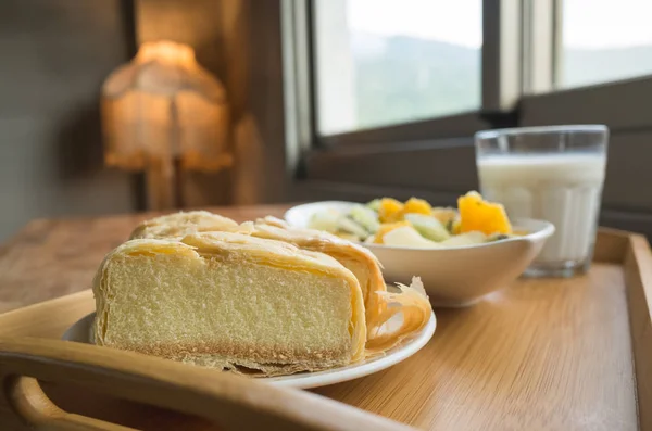 Frühstück Mit Milch Obst Und Kuchen Morgen — Stockfoto