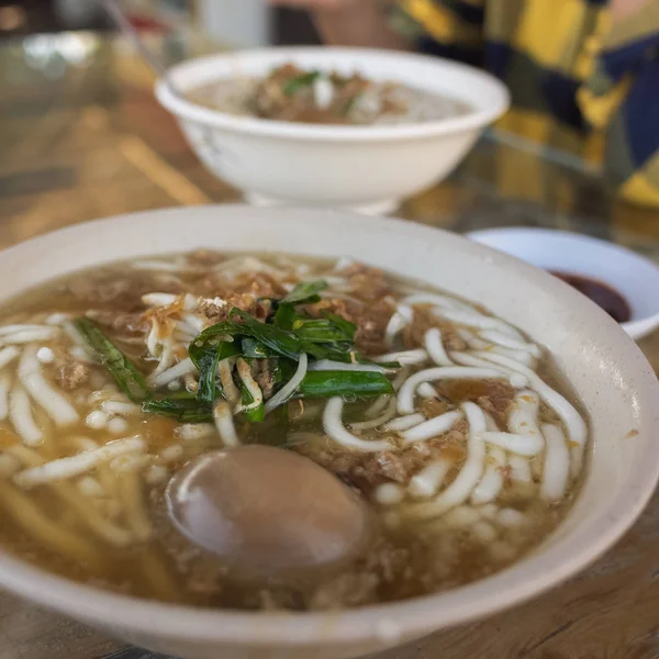 小さなレストランで台湾の伝統的な麺 — ストック写真