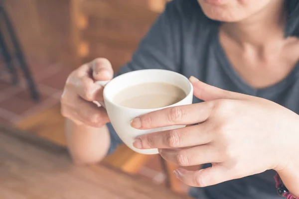 Vrouw Houd Een Kopje Koffie Thuis — Stockfoto
