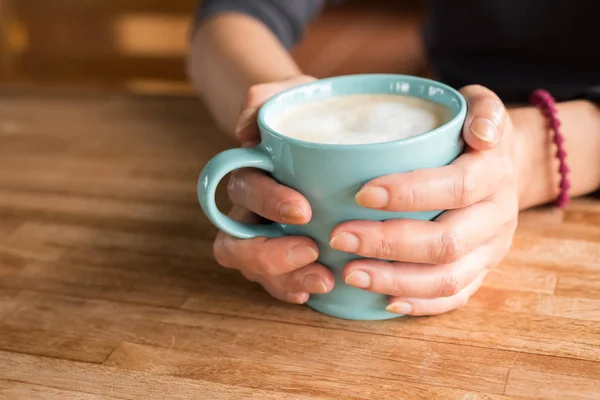 Kvinna Hålla Kopp Kaffe Hemma — Stockfoto