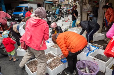 Nantou, Tayvan - 31 Ocak 2019: insanlar balık Puli kentindeki Nantou, Tayvan, geleneksel Market'teki satın.