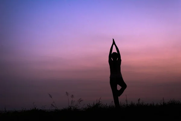 Silhouette Einer Jungen Frau Mit Yoga Pose Freien — Stockfoto