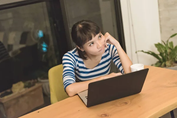 Angry Asian Young Woman Using Laptop Home — Stock Photo, Image