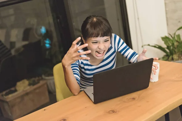 Angry Asian Young Woman Using Laptop Home — Stock Photo, Image