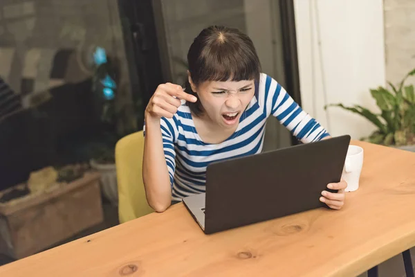 Irritado Asiático Jovem Mulher Usando Laptop Casa — Fotografia de Stock