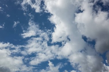 Mavi gökyüzündeki beyaz bulutların arka planı