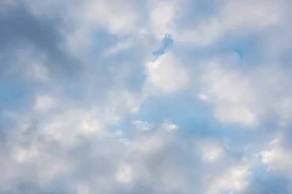 青い空の白い雲の自然背景 — ストック写真