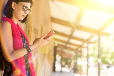 İstasyonun koridorunda cep telefonu kullanan bir kadın.