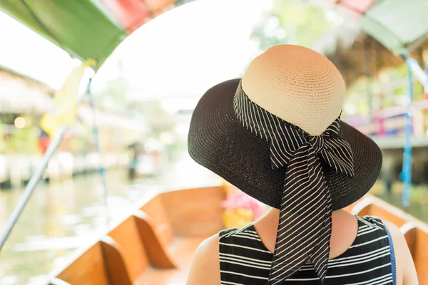 Asian Woman Visiting Floating Market Bangkok Boat Tour — Stock Photo, Image