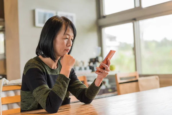 Asiatisk Kvinna Med Hjälp Mobiltelefon Huset — Stockfoto