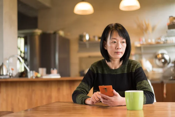 Asiatiska Mogen Kvinna Med Smartphone Hemma — Stockfoto