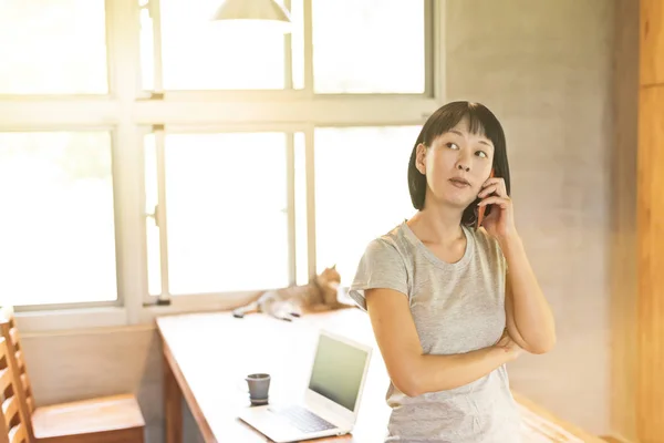Azji Dojrzałe Kobieta Rozmowy Smartfon Koncepcja Pracy Domu — Zdjęcie stockowe