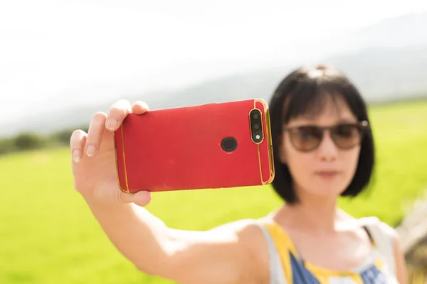 Mulher Madura Asiático Tirar Uma Selfie Exterior — Fotografia de Stock