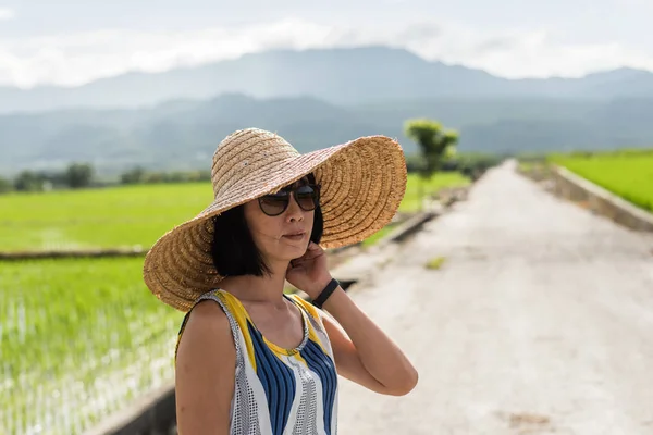 田舎で旅行アジアの女性の肖像画 — ストック写真