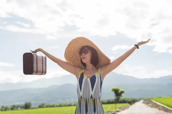 Asian Woman Traveling Raising Her Hand Countryside — Stock Photo, Image