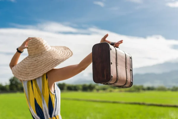 Asian Woman Traveling Raising Her Hand Countryside — Stock Photo, Image