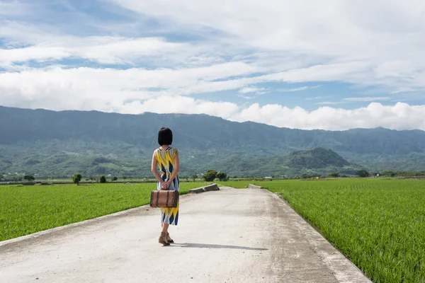 Donna Che Cammina Sulla Strada Campagna — Foto Stock