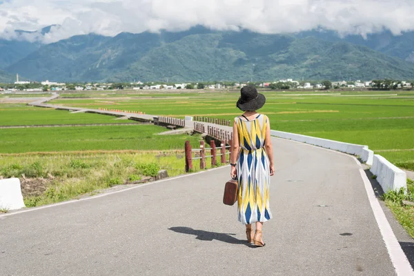 田舎の道を歩く女性は — ストック写真