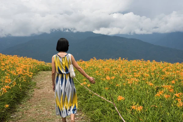 オニユリ 黄色の農場で旅行アジアの女性 — ストック写真