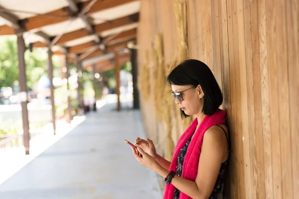 Женщина Использует Мобильный Телефон Коридоре Станции — стоковое фото