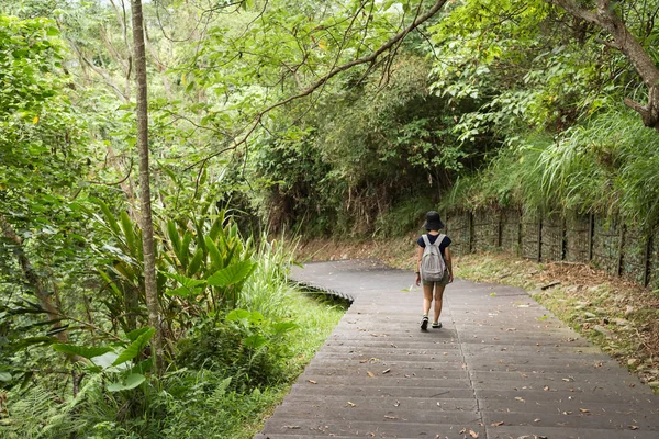 一名亚洲妇女背着背包徒步旅行 — 图库照片