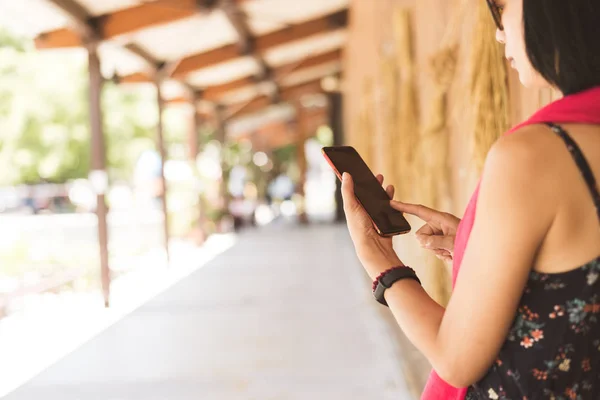 Stasyonun Koridorunda Cep Telefonu Kullanan Bir Kadın — Stok fotoğraf