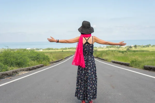 Mulher Viajante Sentir Livre Esticar Estrada Sob Céu — Fotografia de Stock